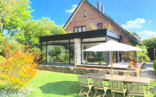 Extension ouverte vers le jardin à Bois de Villers